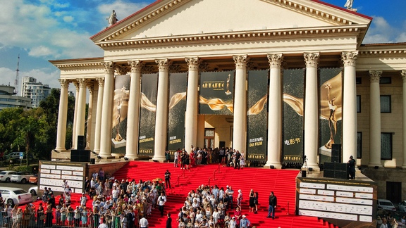 VIDEO FROM THE RED CARPET